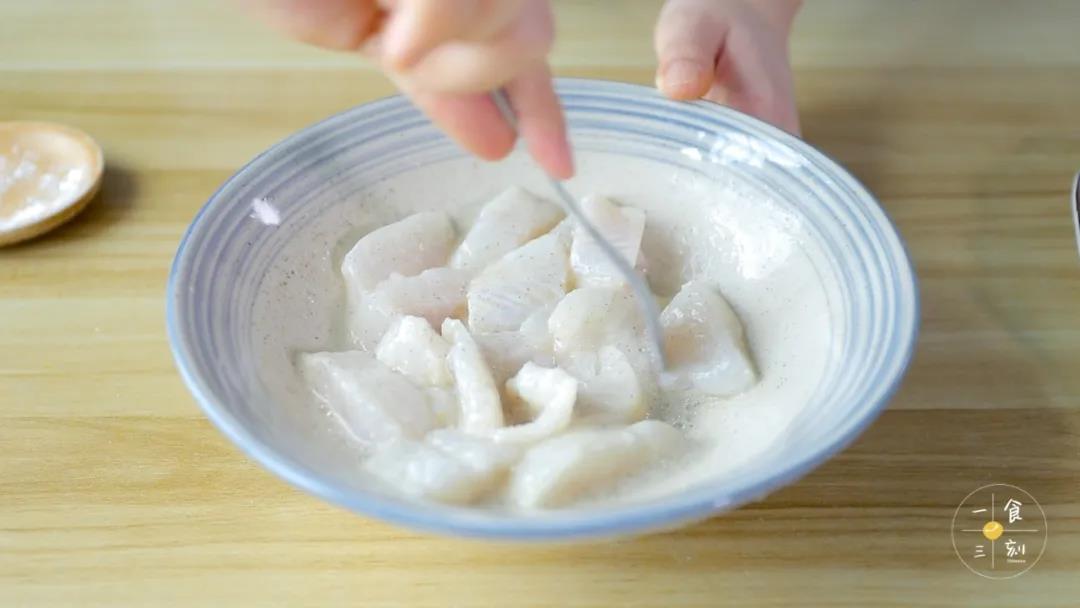 巴沙鱼切小块，放入食用油、胡椒粉、料酒、玉米淀粉腌制半小时以上