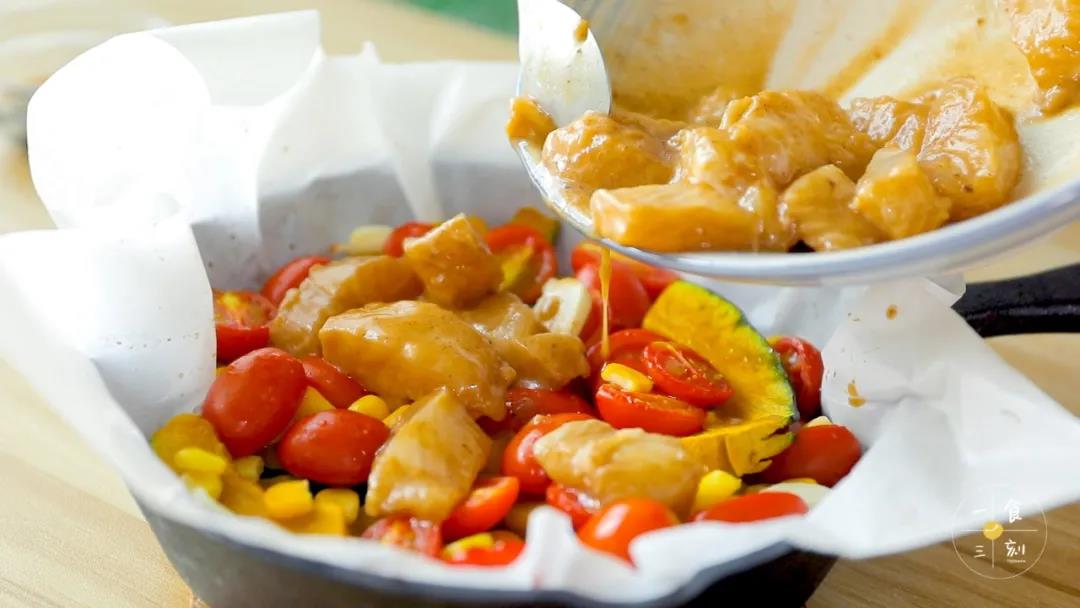 鱼肉倒入蔬菜盘，再烤15-20分钟左右