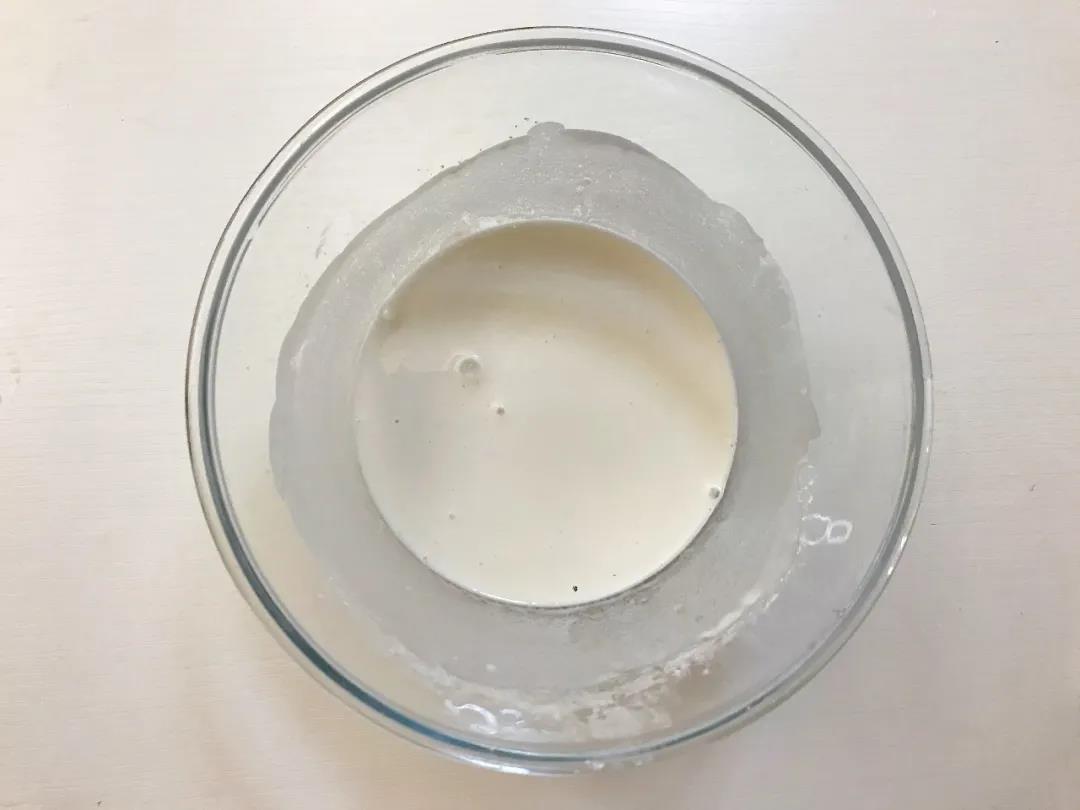 第3步：粘米粉、奶粉混合，加入70克水搅拌均匀。