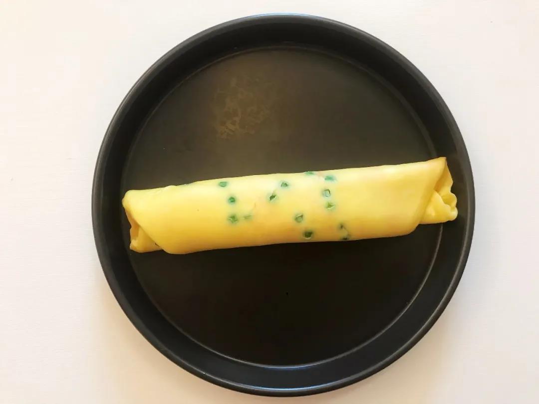 第10步：出锅卷紧实后切成合适的小块。