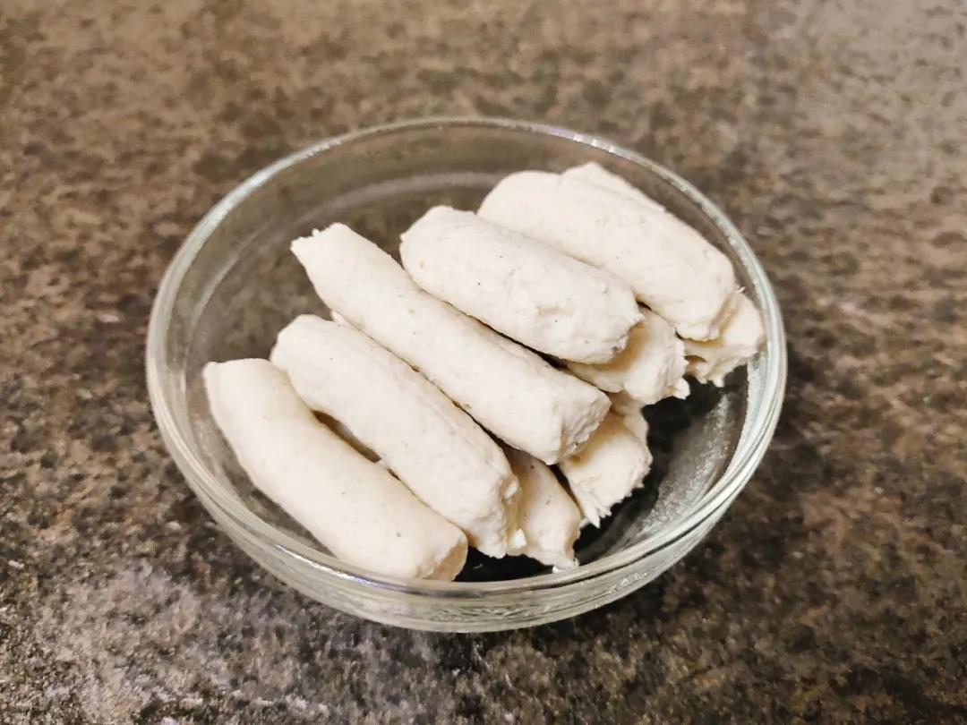 拿着吃的软嫩肉条。