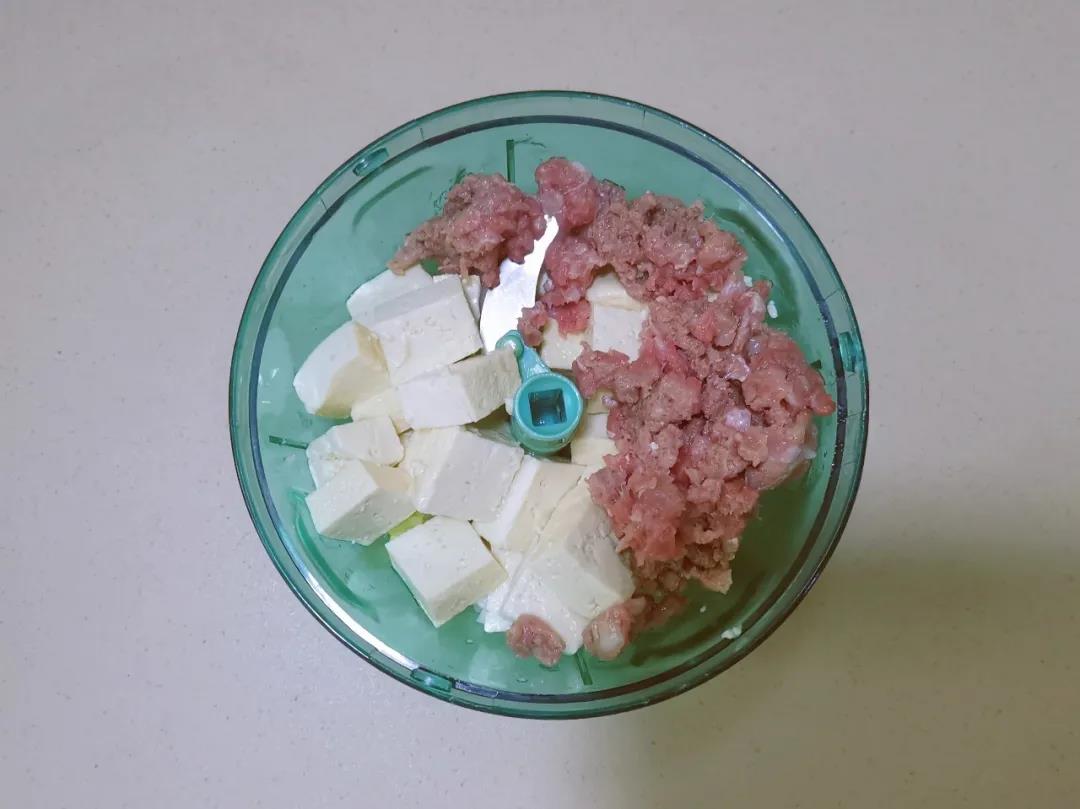 第3步：豆腐切丁，和牛肉馅、葱姜、淀粉一起放入拉拉神器搅打。