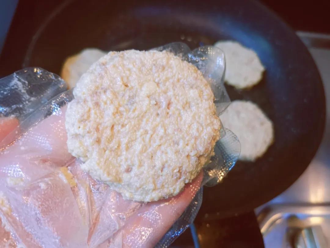 第5步：混合豆腐肉泥分成四份，整理成饼状。