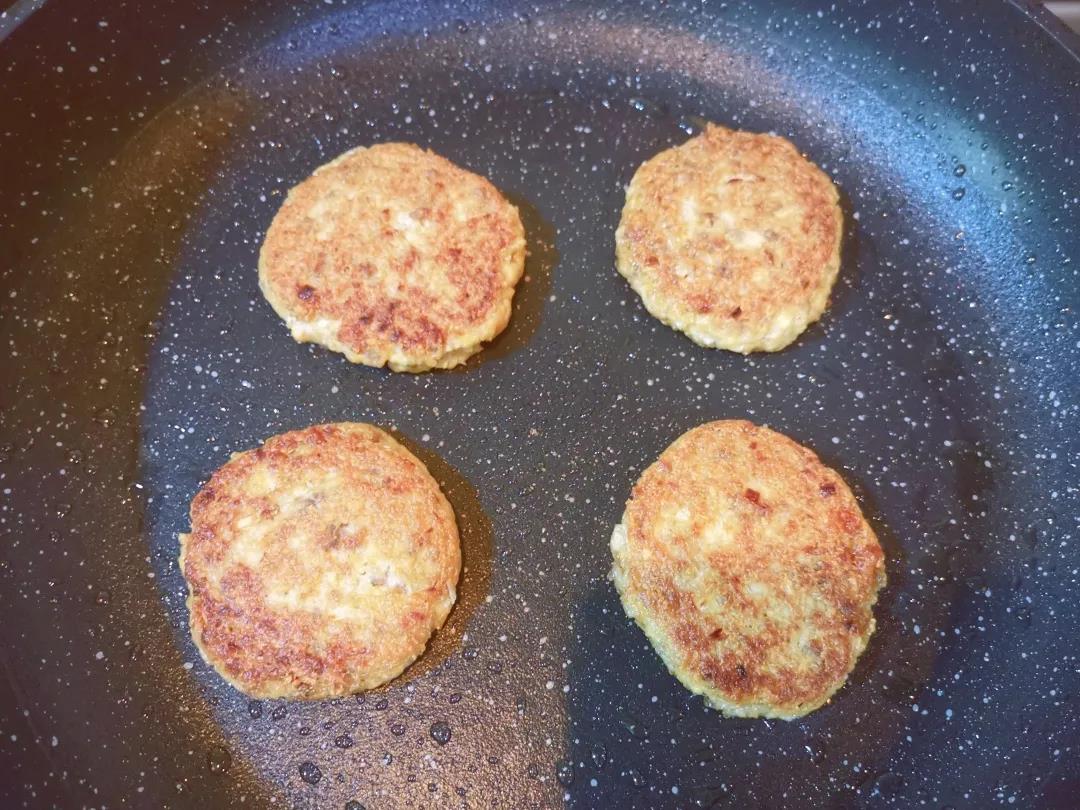 第7步：每面煎5分钟左右，至两面金黄。