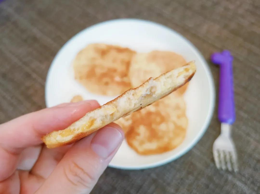 盛出放凉，掰开可以看到里面的芒果颗粒。