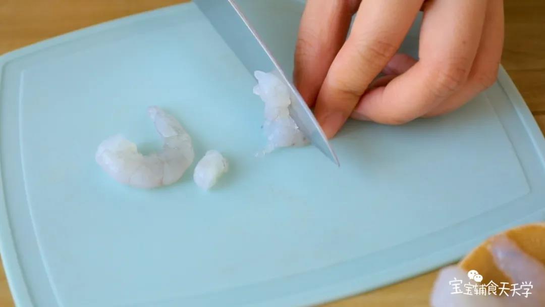 第3步：鲜虾仁切碎