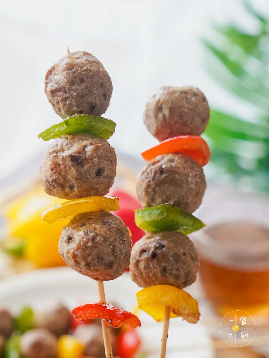 一口一个，牛肉丸外层被烤得干脆焦香，里面嫩得流汁，越吃越上瘾！