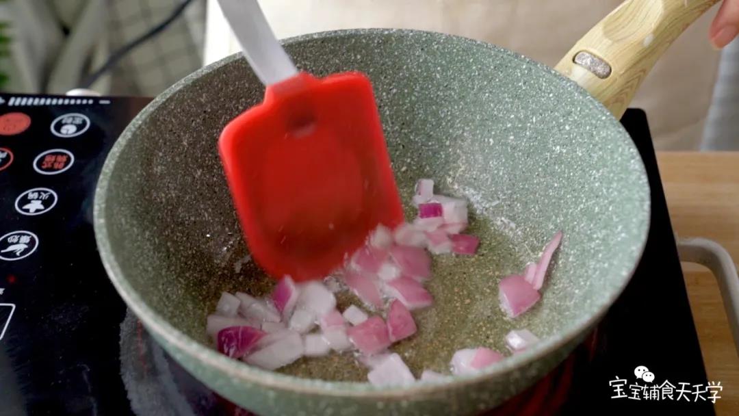 热锅倒油，倒入洋葱炒出香味