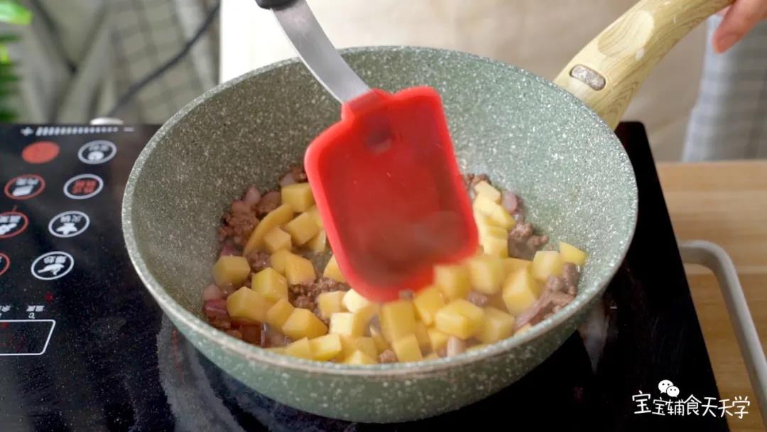 炒至牛肉变色后，加入土豆丁，炒至断生