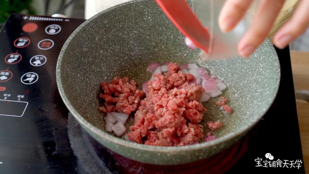 倒入牛肉，用锅铲翻炒开，避免结块