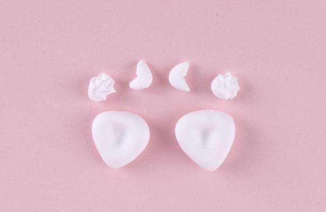 步骤4：用白色粘土做出两只三角形的耳朵，中间压出耳窝，然后再做出其他装饰用的粘土。