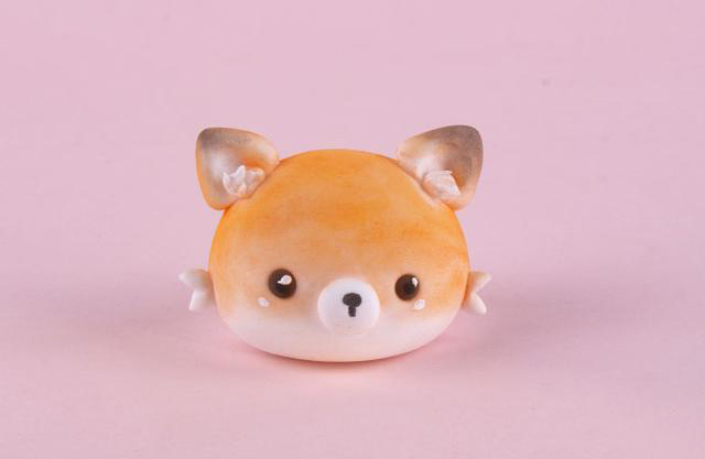 步骤6：这个步骤比较重要，需要我们用色粉涂一下小狐狸的头部，橘黄色和浅褐色涂出层次感，这样就能看出来它是一只黄色的小狐狸啦！