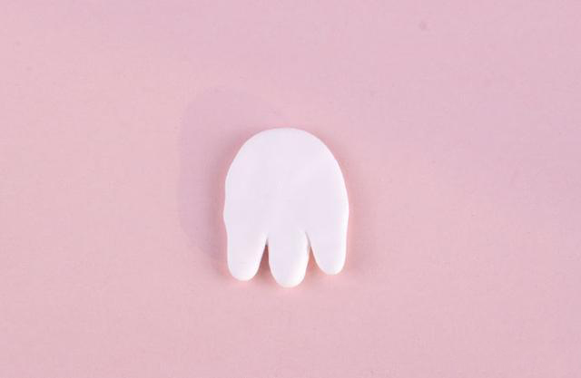 步骤7：用白色粘土做出上图的形状，也是小狐狸的刘海。