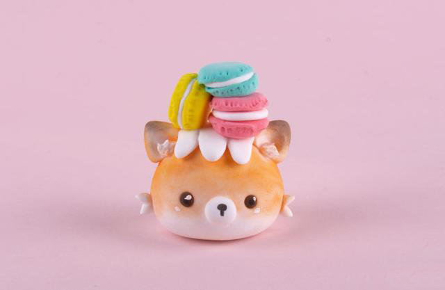 步骤9：把马卡龙放在小狐狸的头顶，这个造型是不是很可爱呀？