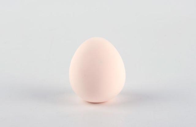 步骤1：首先我们用肤色粘土做一个椭圆形。