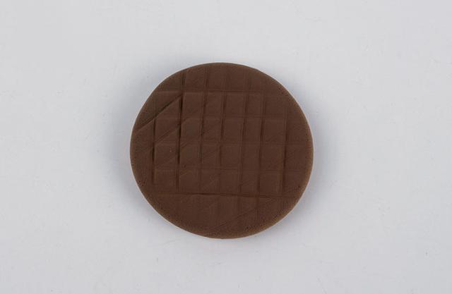 步骤11：用咖啡色粘土做一个圆形底座。