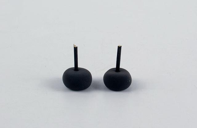 步骤10：黑色粘土做两个圆球，上面插上牙签作为腿。