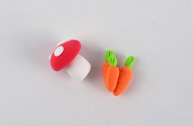 步骤13：最后做一个小蘑菇和几根胡萝卜做装饰。