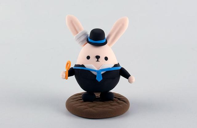 步骤12：把做好的兔侦探放到底座上。