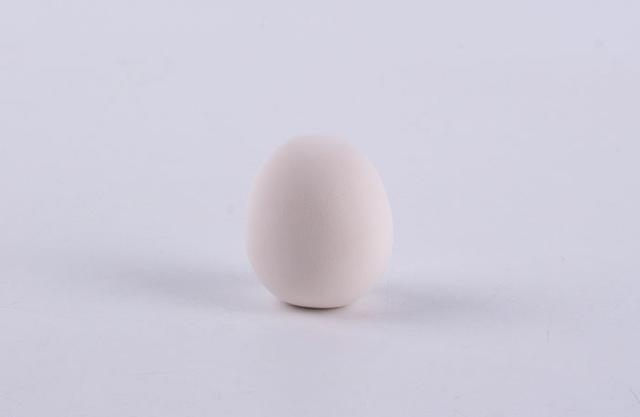 步骤4：接下来用淡灰色粘土做一个椭圆形作为奥特曼的身体。