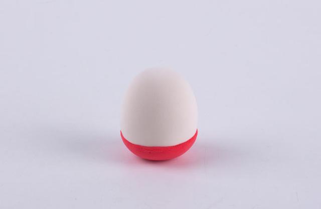 步骤5：底部用红色粘土包裹起来。这是奥特曼的红色内裤