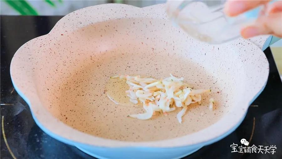 锅里倒油，小火加热，倒入虾皮翻炒