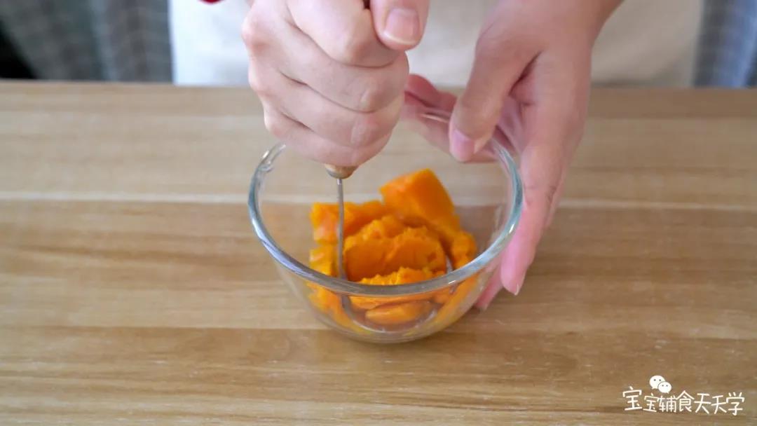 南瓜蒸熟后压泥