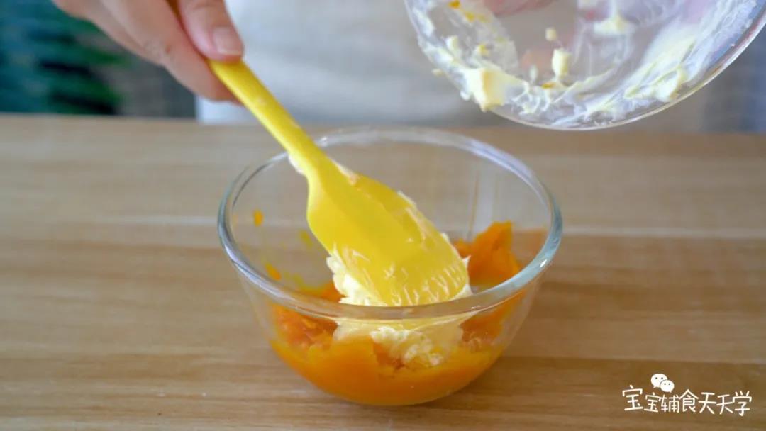 把黄油加入南瓜泥中搅拌均匀