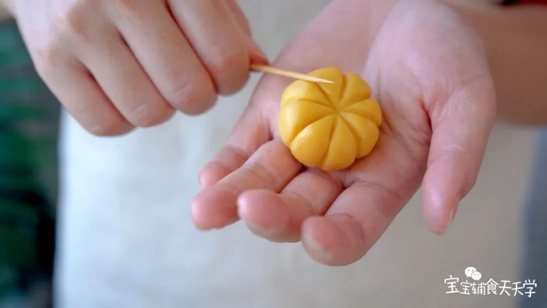 用牙签压出南瓜形状