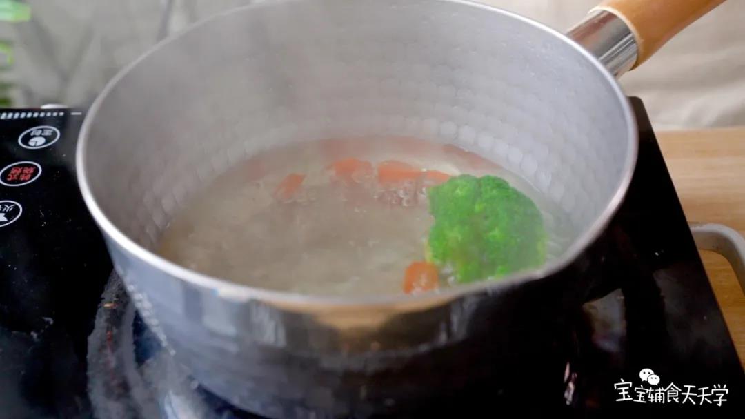 胡萝卜、西兰花焯水，捞出沥干备用
