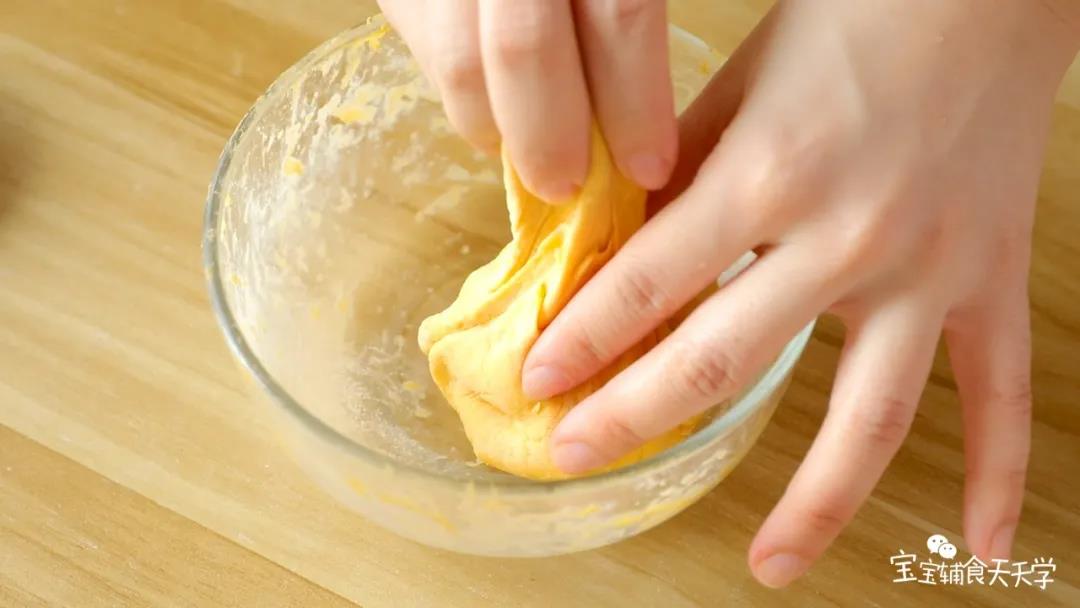 取适量的面团放入模具，按压至贴服均匀薄厚