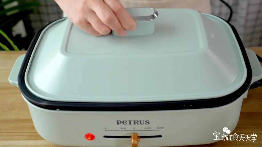 第6步：热锅刷油，倒入面糊小火煎制，加盖稍稍焖一下