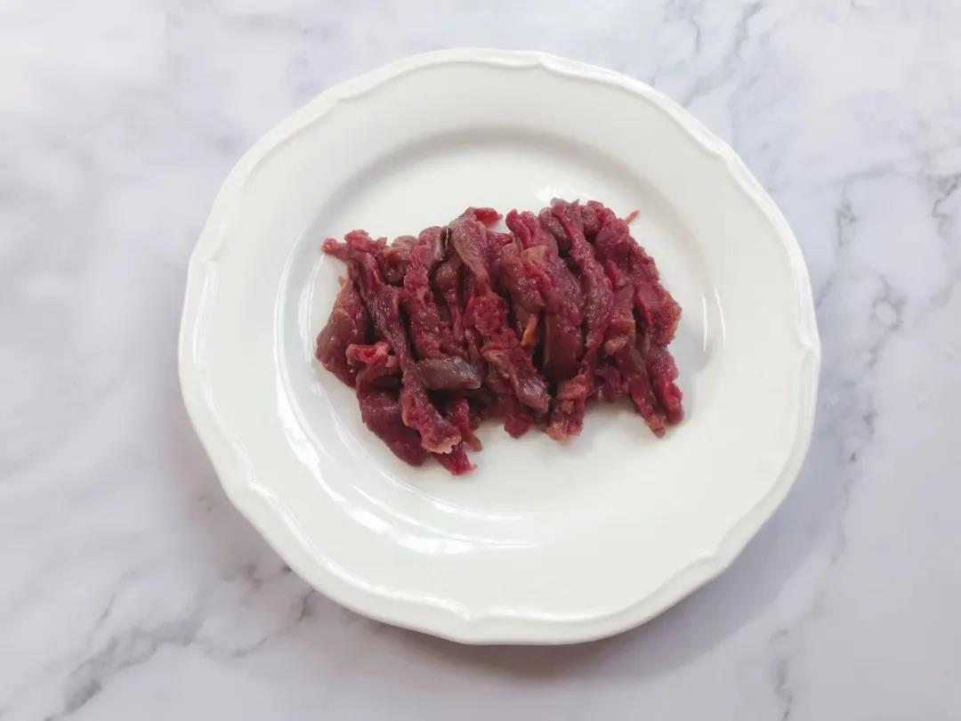 第2步：牛里脊洗净，垂直于纹理切成条。