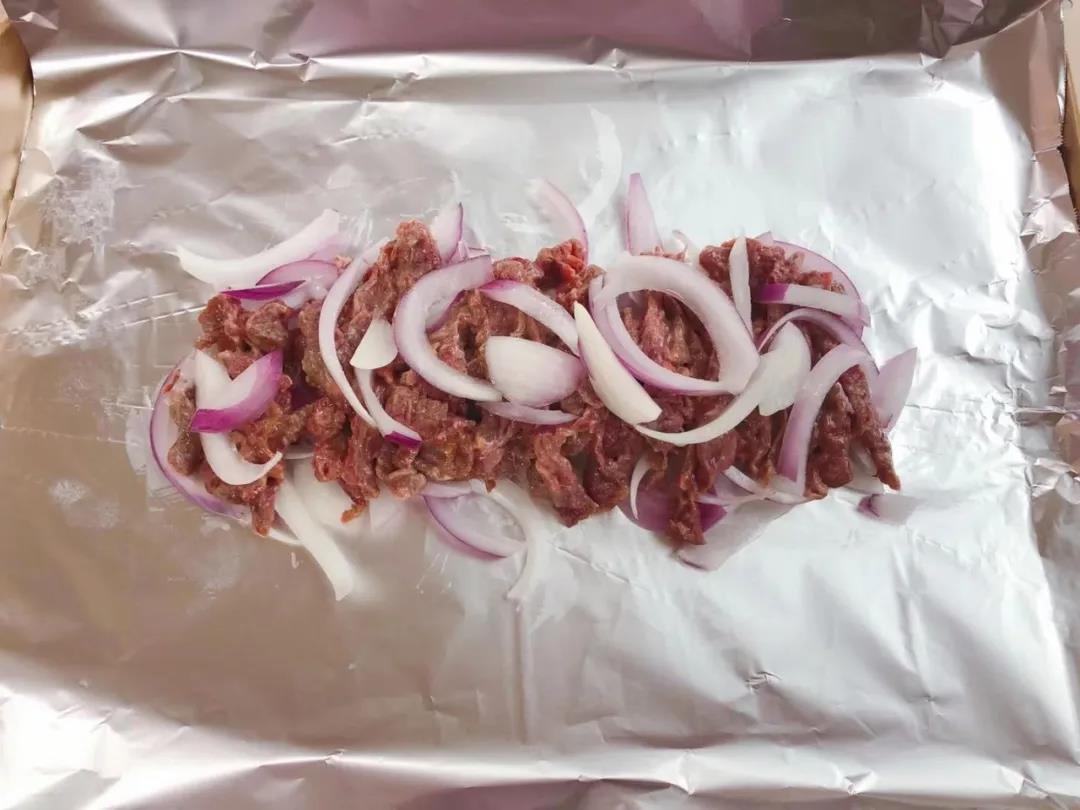 第8步：铺上剩余的洋葱。