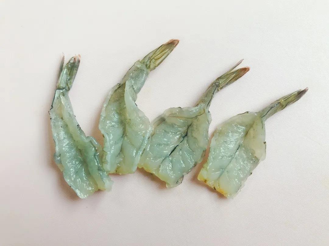 虾去头去壳留尾部，洗净开背去虾线。