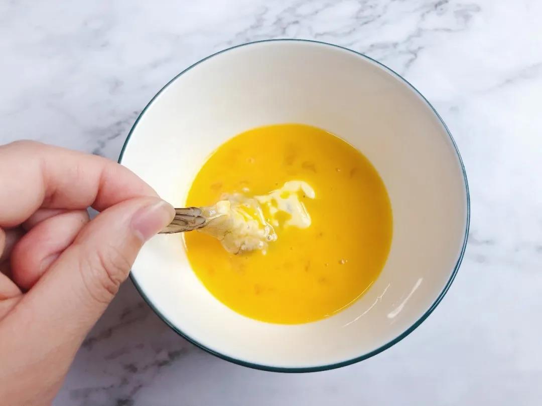 再裹上一层打散的鸡蛋液。