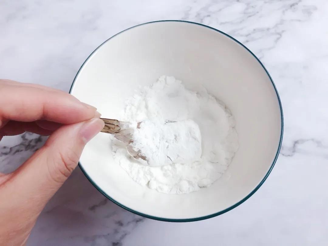 虾裹上一层淀粉。