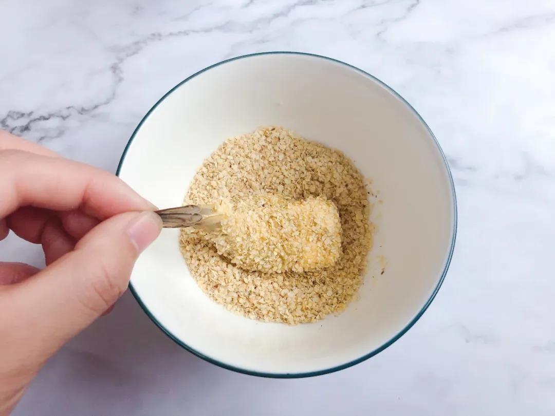 最后裹上一层小麦胚芽。