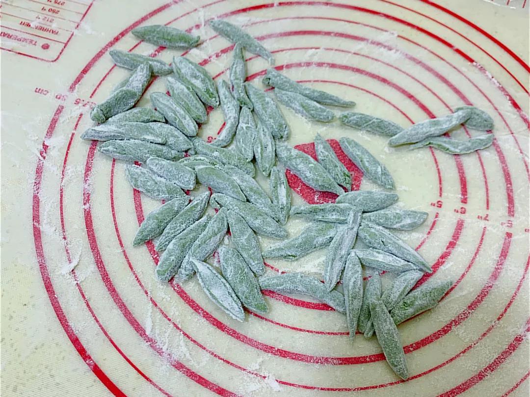 多余的小鱼面撒面粉防粘，平铺装袋，可以放冰箱冷冻，下次吃的时候取出来煮熟就可以了。