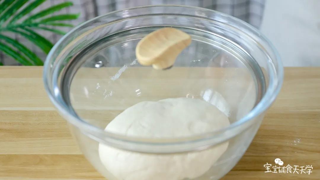 面团揉好后，盖上保鲜膜让面团静置松弛10分钟左右