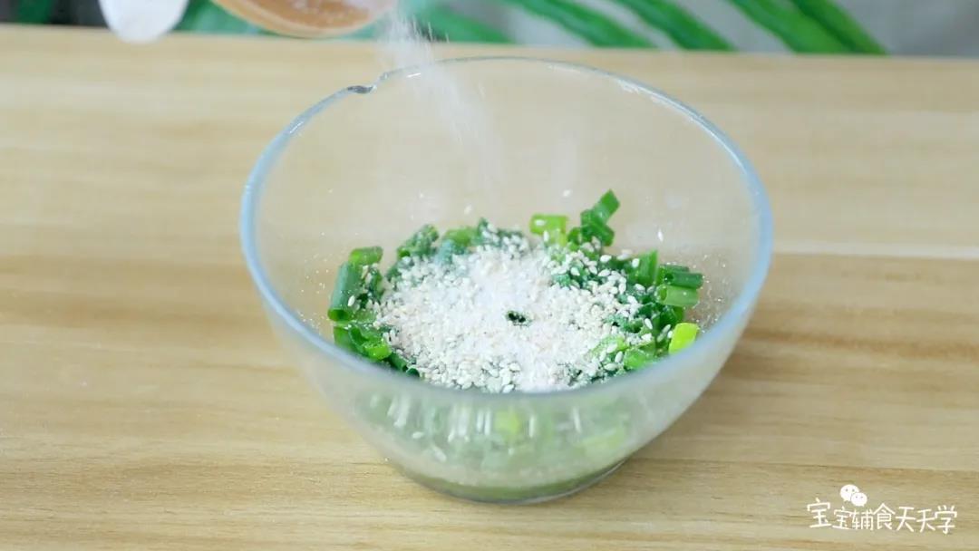加入适量芝麻增香和盐调味，搅拌后备用