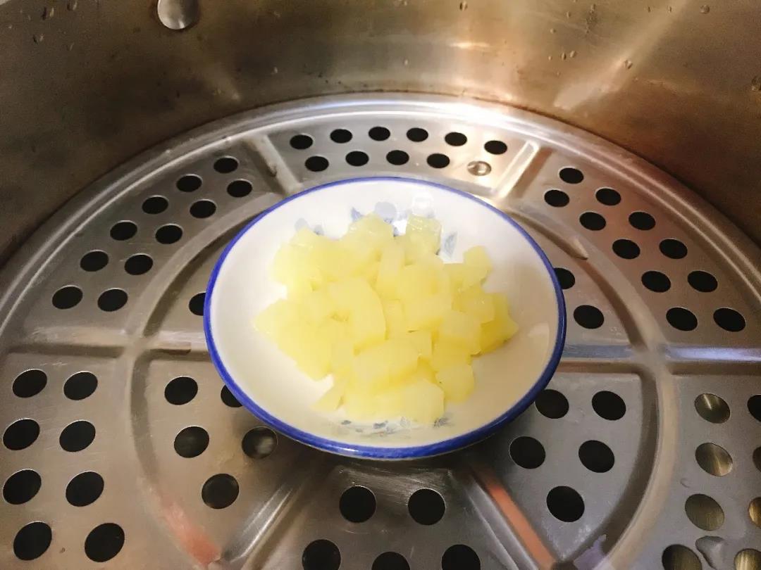 第2步：水开后放入蒸锅蒸12分钟，蒸好后将土豆压成泥。