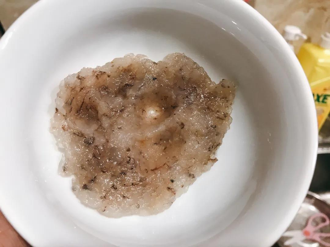 第3步：虾去壳去头去虾线，将虾肉剁成泥状。