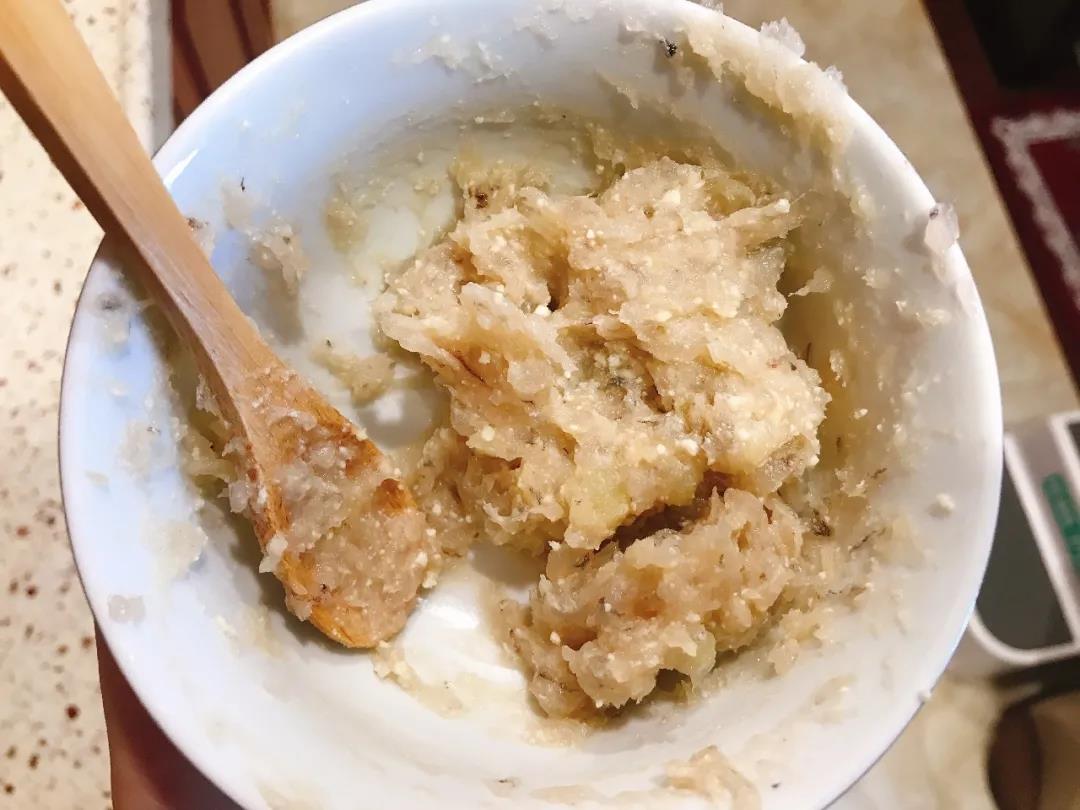 第6步：将豆腐、土豆、蛋液倒入虾泥中，并往一个方向快速搅拌均匀。