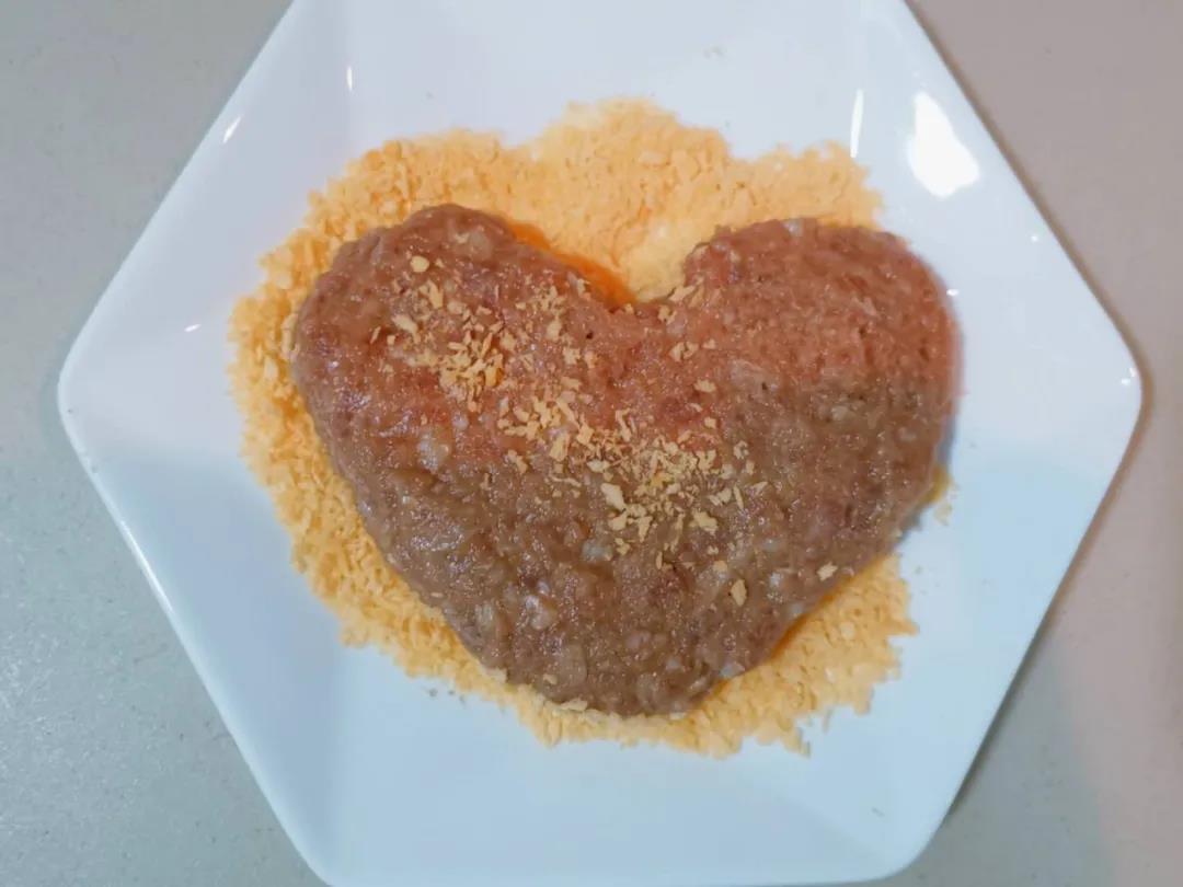 第5步：肉饼两面均匀沾满面包糠。