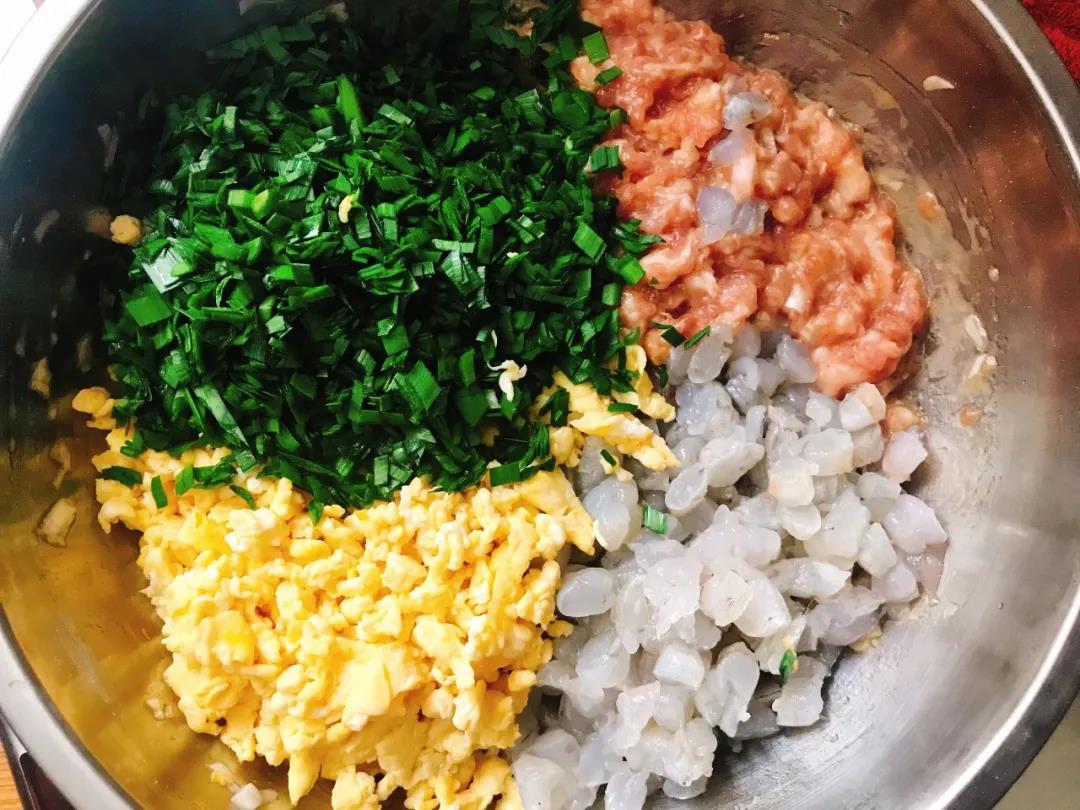 所有食材剁碎。另一半鸡蛋加入猪肉馅中搅拌均匀静置片刻。