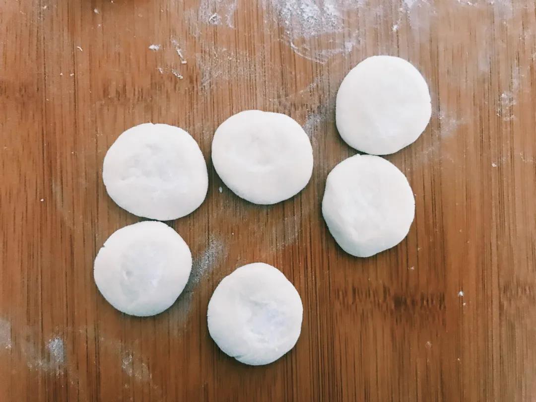 面粉加水搅成絮状，再揉成光滑的面团。