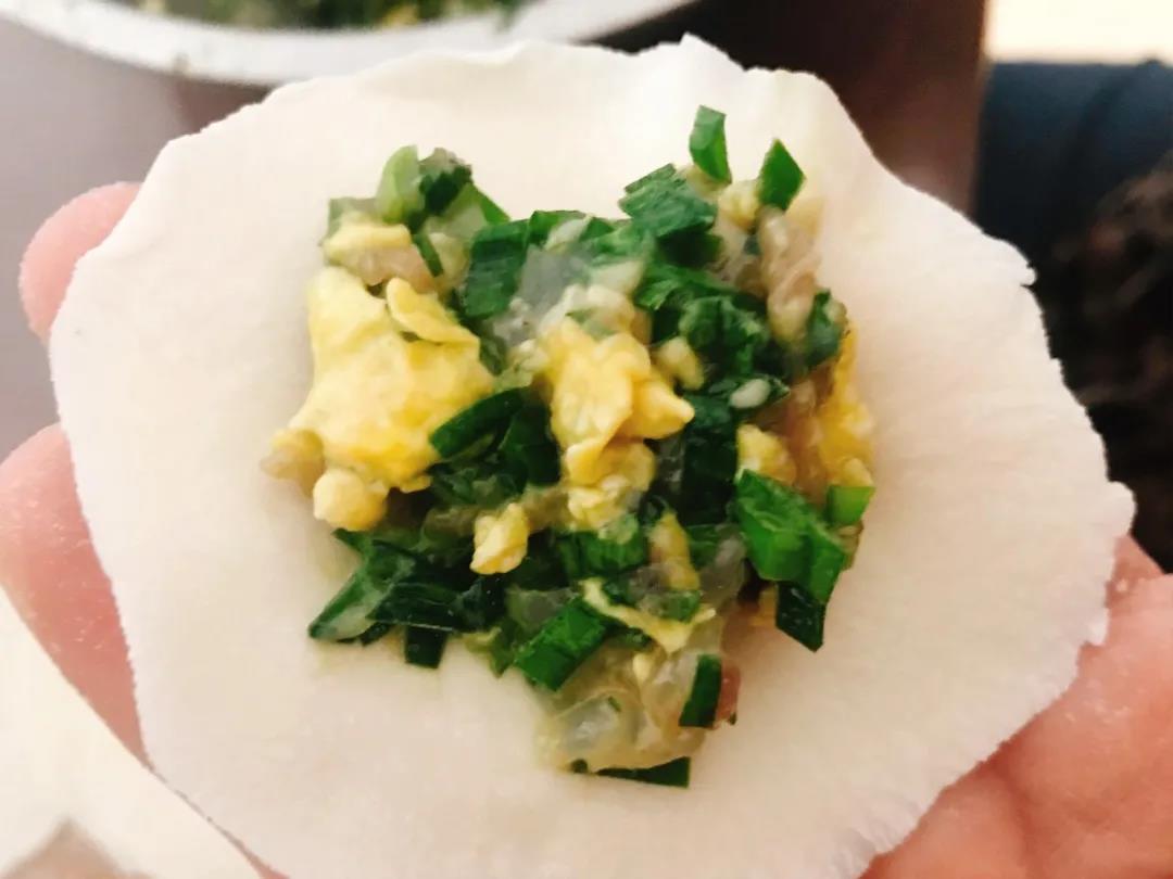 饺子皮中心放上合适量的馅料。