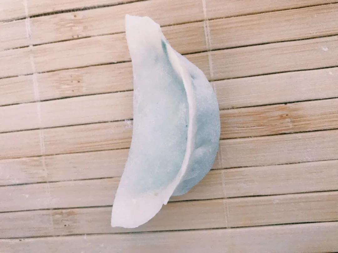 饺子皮中心放上合适量的馅料。