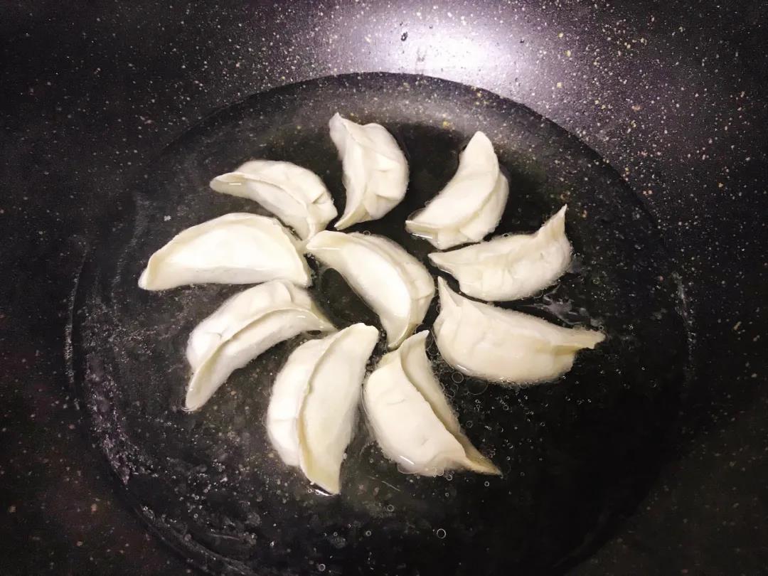倒入没过饺子2/3的水，盖锅盖，中火煮至熟。